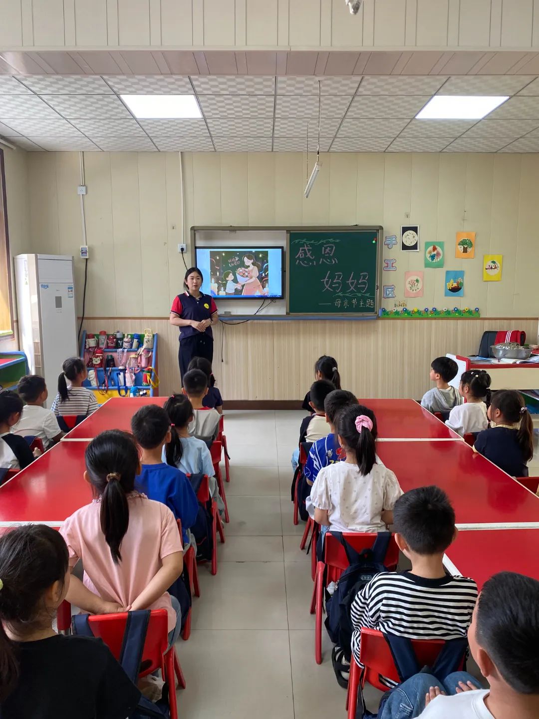 一禾龙源湖幼儿园母亲节主题班会活动
